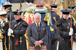 Ο βασιλιάς Κάρολος Γ’, η βασιλική πριγκίπισσα Άννα, ο πρίγκιπας Άντριου και ο πρίγκιπας Έντουαρντ στάθηκαν ο καθένας σε μία από τις τέσσερις πλευρές του δρύινου φερέτρου. Και τα τέσσερα παιδιά της βασίλισσας Ελισάβετ είχαν τα κεφάλια τους σκυμμένα, σε μια τελετή γνωστή ως «Αγρυπνία των Πριγκίπων» (Royal Vigil).;