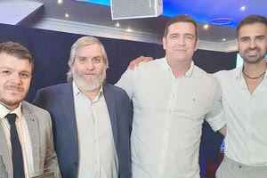 Ο κ. Κορτσιδάκης με τον πρόεδρο, προπονητή και παίκτη του ΟΦΗ