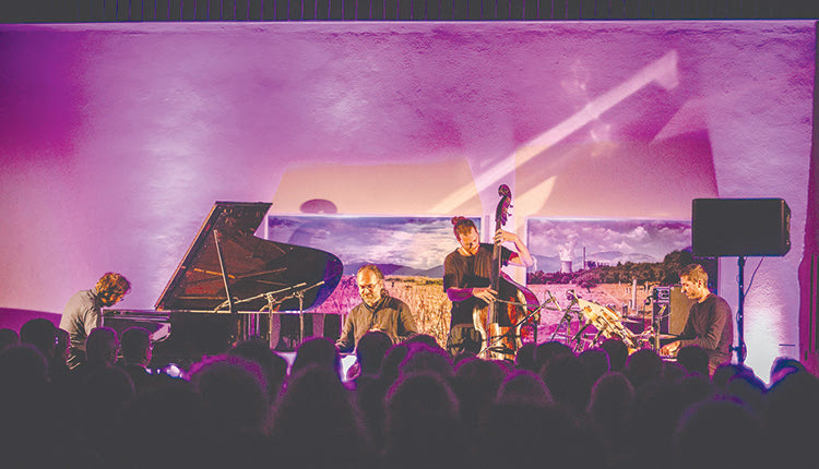 Ο ΔΕΞΙΟΤΕΧΝΗΣ ΤΗΣ ΛΥΡΑΣ ΜΙΛΑ ΣΤΗΝ «Π» ΓΙΑ ΤΗΝ ΑΥΡΙΑΝΗ ΣΥΝΑΥΛΙΑ Η λύρα, η τζαζ, η Δόμνα Σαμίου και ο Σωκράτης Σινόπουλος