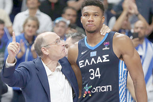 Ο πρόεδρος της ΕΟΚ κ. Λιόλιος προσπάθησε να παρηγορήσει τον Γιάννη Αντετοκούνμπο