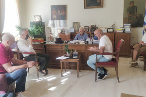 Από την υπογραφή της σύμβασης στο γραφείο του δημάρχου