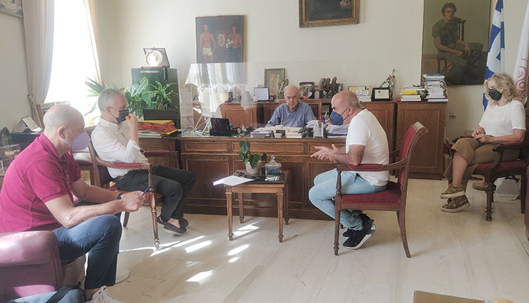 Από την υπογραφή της σύμβασης στο γραφείο του δημάρχου