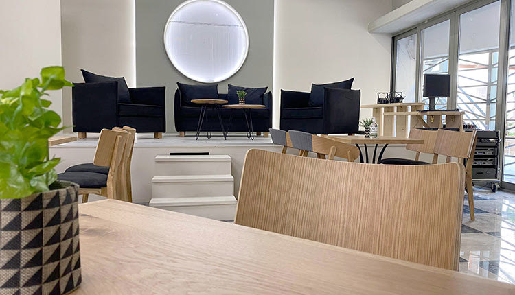 Εξοπλισμός και ντιζάιν που παραπέμπουν σε σύγχρονο καφέ