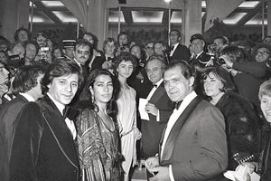 Από αριστερά προς τα δεξιά: Ο Κώστας Καρράς, η Ειρήνη Παππά, η Τατιάνα Παπαμόσχου, ο Μιχάλης Κακογιάννης, η Τζένη Καρέζη και ο Κώστας Καζάκος φτάνουν στο Φεστιβάλ των Καννών για την προβολή της «Ιφιγένειας», το 1977