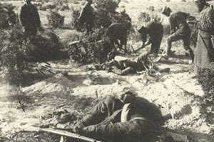 ΦΩΤΟΗΜΕΡΑΣ: Η κατάρρευση του μετώπου στη Μικρά Ασία. Στρατιώτες θάβουν τους νεκρούς