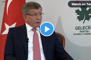 …Παράλληλα, ο πρώην συνεργάτης του Τούρκου προέδρου και πρώην υπουργός Εξωτερικών, Αχμέτ Νταβούτογλου, εξαπέλυσε νέες βολές κατά του Ερντογάν, καταλογίζοντάς του ότι ενώ οι Έλληνες προμηθεύονται αεροπλάνα F-35, αυτός έχει να αντιπαραθέσει μόνο το περιβόητο τραγούδι «Θα ρθούμε ξαφνικά ένα βράδυ».