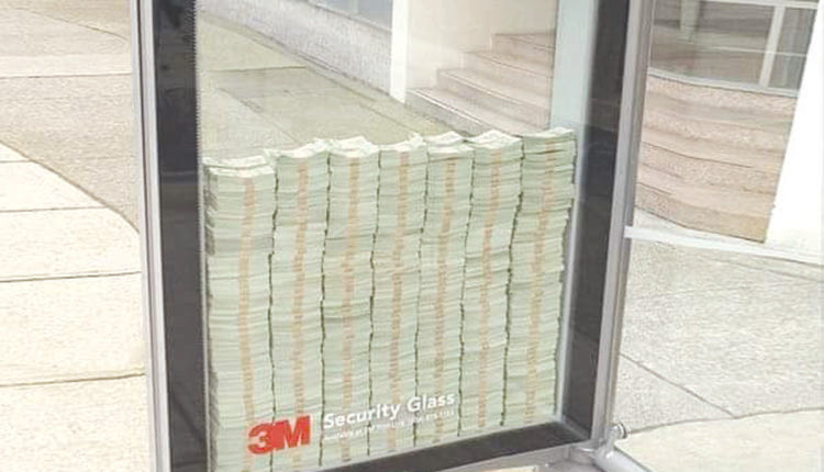 Στον Καναδά, η εταιρεία 3M που κατασκευάζει θωρακισμένα τζάμια τοποθέτησε ένα γυάλινο κουτί με 3 εκατομμύρια δολάρια σε μια στάση λεωφορείου, με το σύνθημα: «Αν μπορείς να το σπάσεις, κρατάς τα χρήματα»!