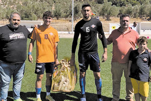 Οι άνθρωποι του Αλμυρού πρόσφεραν δώρα στην ομάδα του Αετού