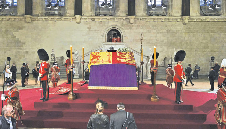 Ηγέτες και βασιλείς απ’ όλο τον κόσμο το Σαββατοκύριακο στο Ηνωμένο Βασίλειο για την κηδεία της βασίλισσας