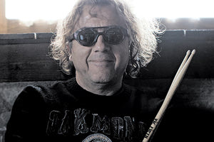 ΜΙΛΑ ΣΤΗΝ «Π» ΓΙΑ ΤΗΝ ΠΡΟΣΠΑΘΕΙΑ ΤΟΥ ΝΑ ΕΝΩΣΕΙ ΔΥΟ ΚΟΣΜΟΥΣ Ο Μανώλης Κουτσουνάνος οδηγός σε ένα «Ταξίδι από την παράδοση ως την τζαζ»