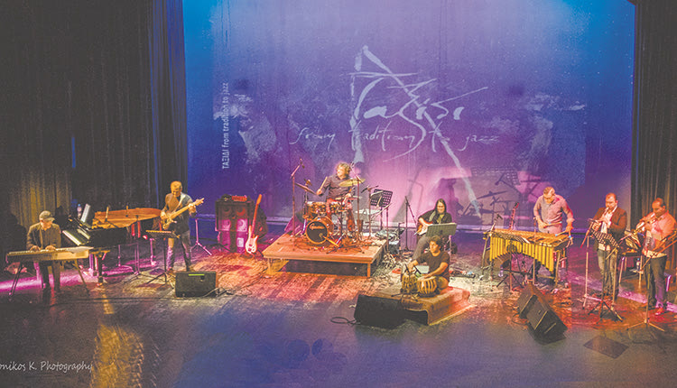 ΜΙΛΑ ΣΤΗΝ «Π» ΓΙΑ ΤΗΝ ΠΡΟΣΠΑΘΕΙΑ ΤΟΥ ΝΑ ΕΝΩΣΕΙ ΔΥΟ ΚΟΣΜΟΥΣ Ο Μανώλης Κουτσουνάνος οδηγός σε ένα «Ταξίδι από την παράδοση ως την τζαζ»