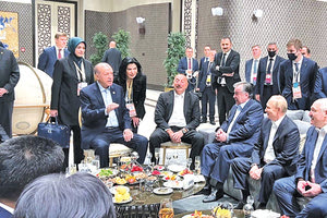 Σταματήστε  ό,τι κάνετε. Μια φωτογραφία που τα λέει όλα. Είδατε ότι αρχισε το απόγευμα της Πέμπτης στη Σαμαρκάνδη του Ουζμπεκιστάν η συνάντηση του γκρουπ της Σαγκάης, στην οποία συμμετέχουν τόσο ο Βλαντιμίρ Πούτιν όσο και ο Ταγίπ Ερντογάν. Για πρώτη φορά από τότε που συγκροτήθηκε αυτή η ομάδα υπήρξε και οικογενειακή φωτογραφία.