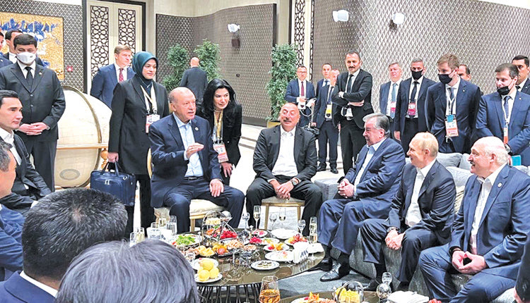 Σταματήστε  ό,τι κάνετε. Μια φωτογραφία που τα λέει όλα. Είδατε ότι αρχισε το απόγευμα της Πέμπτης στη Σαμαρκάνδη του Ουζμπεκιστάν η συνάντηση του γκρουπ της Σαγκάης, στην οποία συμμετέχουν τόσο ο Βλαντιμίρ Πούτιν όσο και ο Ταγίπ Ερντογάν. Για πρώτη φορά από τότε που συγκροτήθηκε αυτή η ομάδα υπήρξε και οικογενειακή φωτογραφία.