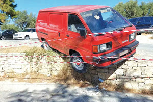 Άμεση ήταν η αντίδραση της Τροχαίας Ηρακλείου μετά το διπλό ατύχημα που προκάλεσε ένας 87χρονος άνδρας από την ενδοχώρα του ν. Ηρακλείου