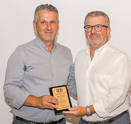 Ο εμπνευστής της εκδήλωσης  Αντώνης Παπουτσάκης τίμησε  τον φωτογράφο Στέφανο Ραπάνη