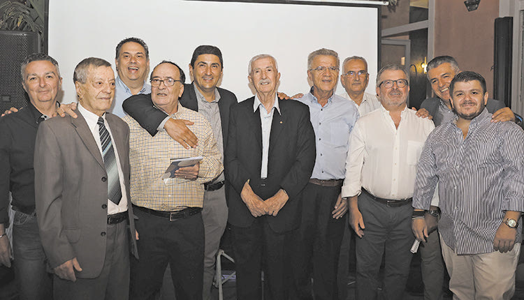 Ξεχωριστή η βράβευση του παλιού εκδότη Γιάννη Στρατάκη (τρίτος από αριστερά) για τη μεγάλη του προσφορά