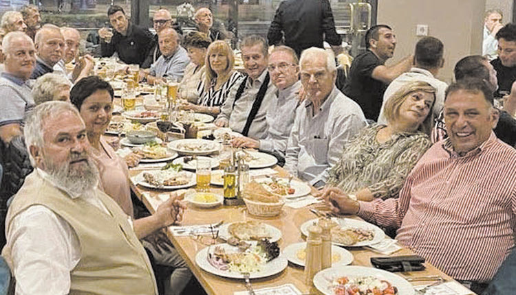 Μπορεί η Εθνική ομάδα να αποκλείστηκε σχετικά νωρίς από τη συνέχεια του Ευρωμπάσκετ, αυτό δε σημαίνει όμως πως οι «Πελαργοί» επέστρεψαν από το Βερολίνο. Κάθε άλλο. Παρέμειναν στη γερμανική πρωτεύουσα για το υπόλοιπο της διοργάνωσης, κάνοντας μάλιστα γεύμα - γιορτή το βράδυ της Πέμπτης σε εστιατόριο της πόλης.