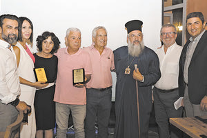 Ο Αρχιεπίσκοπος Κρήτης Ευγένιος βράβευσε την οικογένεια Βάζου και τους φωτορεπόρτερ Δημήτρη Δρακάκη, Βασίλη Δρόσο