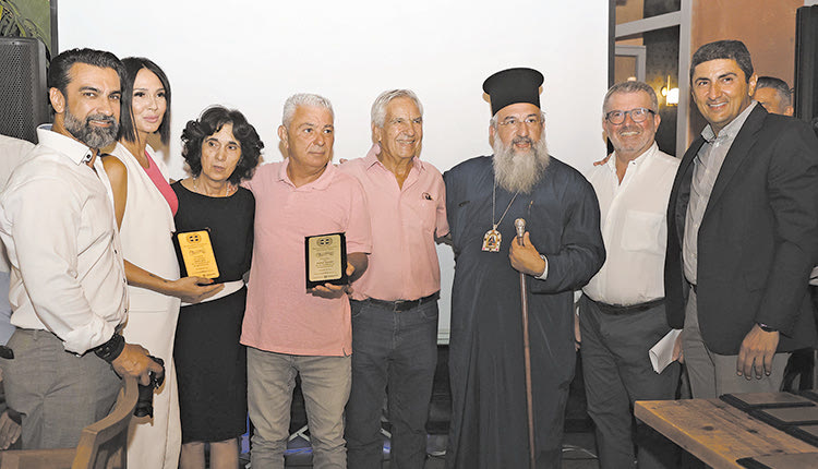 Ο Αρχιεπίσκοπος Κρήτης Ευγένιος βράβευσε την οικογένεια Βάζου και τους φωτορεπόρτερ Δημήτρη Δρακάκη, Βασίλη Δρόσο