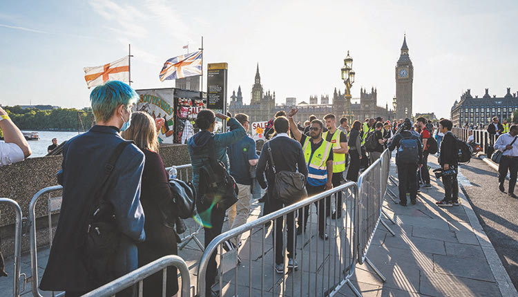 ΟΥΡΕΣ ΧΙΛΙΟΜΕΤΡΩΝ: Αντίστροφη μέτρηση για την κηδεία