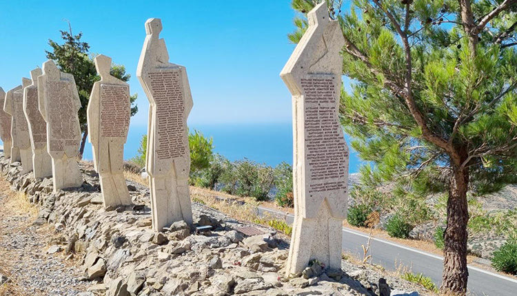 Το μνημείο για τους σφαγιασθέντες στη Βιάννο