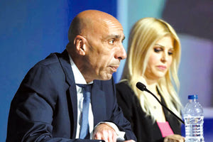 η  ωραία Έλενα Ράπτη, που εδώ και μερικούς μήνες είναι ζευγάρι με τον υφυπουργό παρά τω Πρωθυπουργώ, Γιάννη Μπρατάκο, είναι καλύτερα από ποτέ, όπως λέει στους φίλους της.