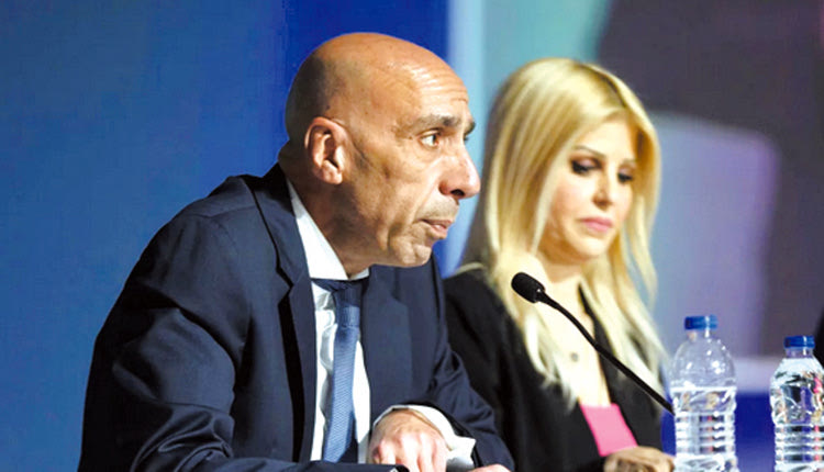 η  ωραία Έλενα Ράπτη, που εδώ και μερικούς μήνες είναι ζευγάρι με τον υφυπουργό παρά τω Πρωθυπουργώ, Γιάννη Μπρατάκο, είναι καλύτερα από ποτέ, όπως λέει στους φίλους της.