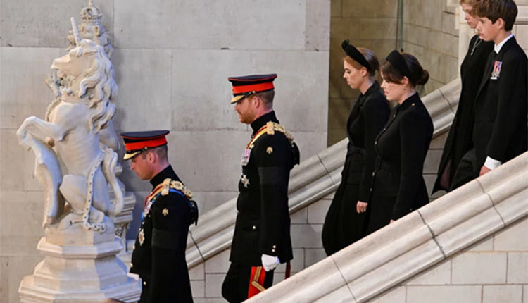 ΗΧΗΡΕΣ ΠΑΡΟΥΣΙΕΣ, ΑΚΟΜΑ ΠΙΟ ΗΧΗΡΕΣ ΑΠΟΥΣΙΕΣ Ηγέτες από όλο τον κόσμο στο τελευταίο «αντίο» στη βασίλισσα Ελισάβετ Β’
