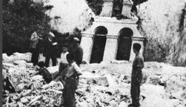 Ο ερειπωμένος από τους στρατιώτες της Βέρμαχτ ναός της Κοιμήσεως της Θεοτόκου και Αγίου Χαραλάμπου στο χωριό Γερακάρι Αμαρίου, τον Αύγουστο του 1944. (πηγή: Διεύθυνση Ιστορίας Στρατού ΔΙΣ)