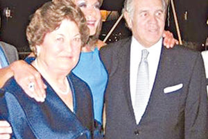 Μπράβο τους και πάλι! Σε μία συμβολική κίνηση που δείχνει ότι δεν ξεχνά τον τόπο καταγωγής του αγαπημένου της συζύγου, Φρίξου Δασκαλάκη, προχώρησε, χθες το πρωί, η μητέρα της Γιάννας Αγγελοπούλου - Δασκαλάκη, Μαρίκα Δασκαλάκη.