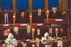 Τα απορημένα βλέμματα των καλεσμένων συγκέντρωσε η παράδοξη συμπεριφορά του νέου Βρετανού υπουργού Οικονομικών, Κουάζι Κβάρτενγκ, στην κηδεία της βασίλισσας Ελισάβετ. Η κάμερα τον συνέλαβε να γελάει την ώρα της τελετής, ενώ δεν ήταν λίγοι εκείνοι που σχολίαζαν ότι μπορεί να ήταν και μεθυσμένος.