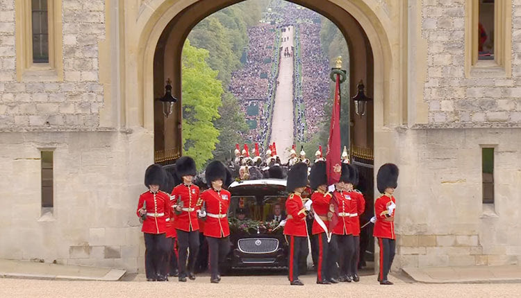 Χιλιάδες Βρετανοί στο ύστατο «χαίρε» της βασίλισσας Η ίδια η Ελισάβετ Β’ είχε σχεδιάσει το τελετουργικό της μαραθώνιας κηδείας της!