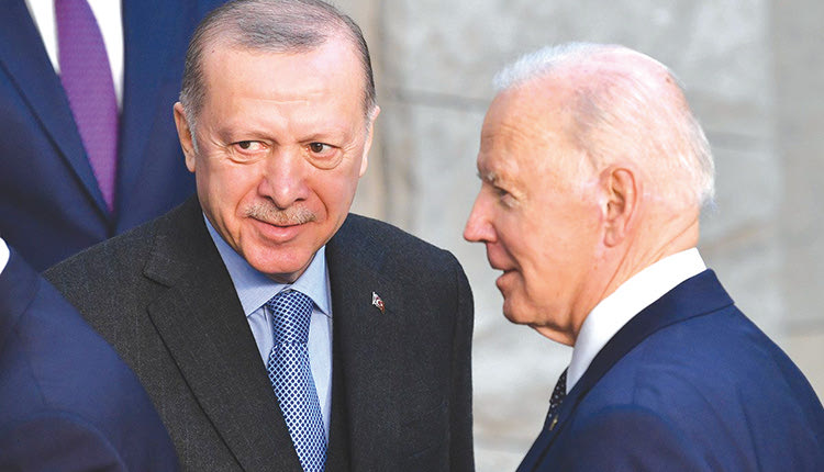 Παρά τις προσπάθειες που κατέβαλλε όσο βρισκόταν στη Νέα Υόρκη, ο Ταγίπ Ερντογάν δεν κατάφερε να κλείσει ραντεβού με τον Τζο Μπάιντεν. Και τώρα όσα δεν φτάνει η αλεπού τα κάνει κρεμαστάρια!