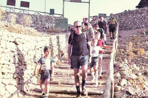 τον Κωνσταντίνο Μητσοτάκη που κατεβαίνει στο φαράγγι με τον μικρό τότε γιο του, τον Κυριάκο!