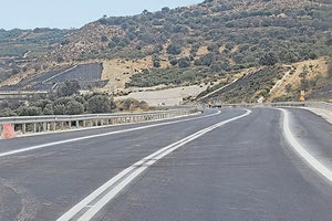 Πλήρως αποκατεστημένος και ασφαλής παραδίδεται σήμερα ο δρόμος της Μεσσαράς. Το παραπάνω στιγμιότυπο δείχνει την περιοχή κατολίσθησης του Πανασού μετά την απόκατάστασή της