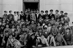 ΦΩΤΟΗΜΕΡΑΣ: Η Εμπορική Σχολή Ηρακλείου (τάξις Α6 1951) (Φωτογραφία Αντωνακάκης)