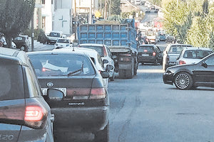 Σκηνές απείρου κάλλους στην ευρύτερη περιιοχή του Άι Γιάννη Χωστού όπου καθημερινά σχηματίζονται τεράστιες ουρές αυτοκινήτων