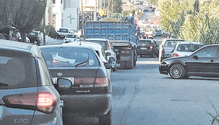 Σκηνές απείρου κάλλους στην ευρύτερη περιιοχή του Άι Γιάννη Χωστού όπου καθημερινά σχηματίζονται τεράστιες ουρές αυτοκινήτων