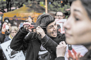 Γυναίκες κόβουν τα μαλλιά τους σε ένδειξη διαμαρτυρίας