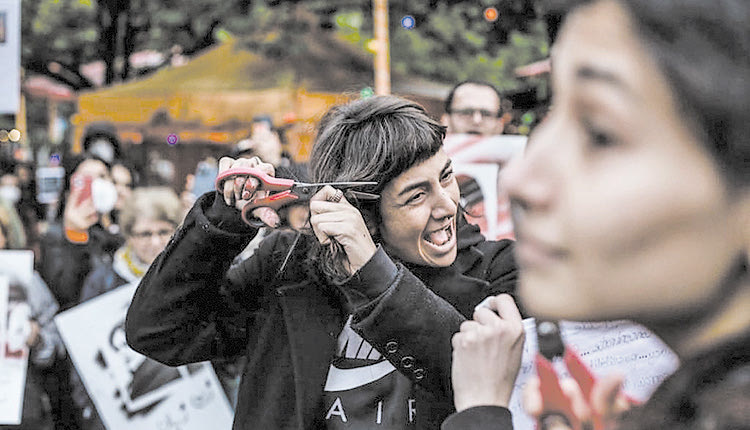 Γυναίκες κόβουν τα μαλλιά τους σε ένδειξη διαμαρτυρίας