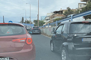 Με ανοικτό ακόμα τον κόμβο Φοινικιάς η κατάσταση που επικρατεί στον κόμβο Παπαναστασίου στον ΒΟΑΚ είναι τουλάχιστον δύσκολη