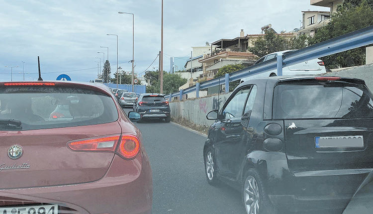 Με ανοικτό ακόμα τον κόμβο Φοινικιάς η κατάσταση που επικρατεί στον κόμβο Παπαναστασίου στον ΒΟΑΚ είναι τουλάχιστον δύσκολη