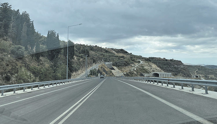 Ήταν φυσικό, μετά από έξι και πλέον μήνες καθυστερήσεων, οι πολίτες να έχουν αγανακτήσει για τον κλειστό νέο δρόμο Ηράκλειο – Μεσσαρά.