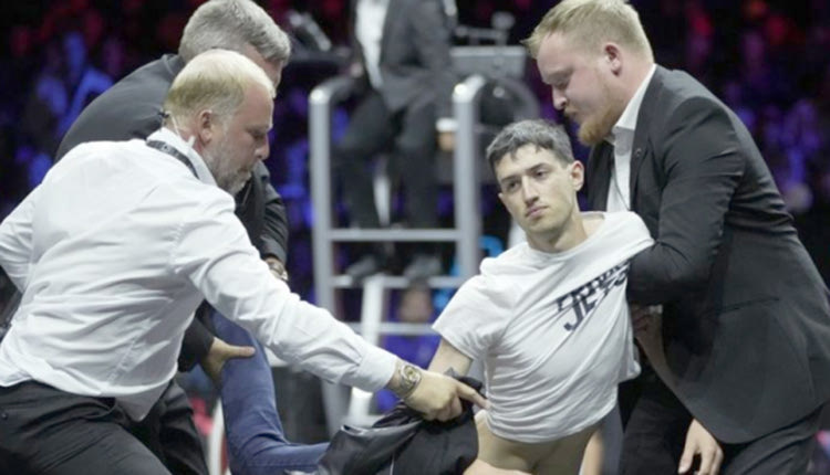 Ένα περιστατικό που δεν το χωρά ο ανθρώπινος νους, εκτυλίχθηκε κατά τη διάρκεια της αναμέτρησης ανάμεσα στον Στέφανο Τσιτσιπά και τον Ντιέγκο Σβάρτσμαν για το Laver Cup.