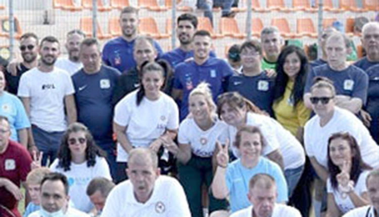 Μια μεγάλη έκπληξη επιφύλαξαν οι διεθνείς ποδοσφαιριστές στους συμμετέχοντες στο 2ο Πανελλήνιο Πρωτάθλημα Ψυχικής Υγείας, που συνδιοργανώνουν η ΕΠΟ και η Κ.Σ.Δ.Ε.Ο. «ΕΔΡΑ» στο Δημοτικό Γήπεδο Βούλας.