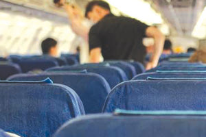 Αεροσυνοδοί κυνηγούσαν τα ποντίκια για να μην κόβουν βόλτες μέσα στο αεροσκάφος