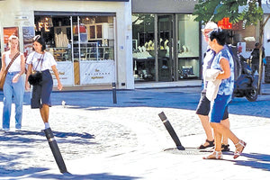 Πρόσφατα στην ανάπλαση της 1821 είδαμε πως για την οριοθέτηση χώρου ώστε να μπορούν να πραγματοποιούν φορτοεκφορτώσεις βαρέα οχήματα αλλά και για την κίνηση απορριμματοφόρων τοποθετήθηκαν μεταλλικοί δοκοί