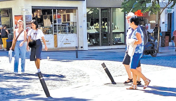 Πρόσφατα στην ανάπλαση της 1821 είδαμε πως για την οριοθέτηση χώρου ώστε να μπορούν να πραγματοποιούν φορτοεκφορτώσεις βαρέα οχήματα αλλά και για την κίνηση απορριμματοφόρων τοποθετήθηκαν μεταλλικοί δοκοί