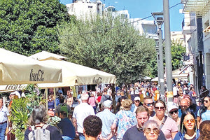 Αν κάποιος κατέβαινε στους κεντρικούς δρόμους του Ηρακλείου το Σάββατο και δεν γνώριζε την εποχή, θα μπορούσε κάλλιστα να πει ότι πρόκειται για μήνα Ιούλιο. Δημότες κι επισκέπτες είχαν κατακλύσει το κέντρο, οι πεζόδρομοι ήταν ασφυκτικά γεμάτοι, το ίδιο και τα καταστήματα, σαν μια ηλιόλουστη, καθημερινή ημέρα.