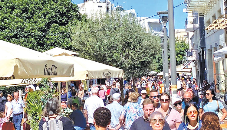 Αν κάποιος κατέβαινε στους κεντρικούς δρόμους του Ηρακλείου το Σάββατο και δεν γνώριζε την εποχή, θα μπορούσε κάλλιστα να πει ότι πρόκειται για μήνα Ιούλιο. Δημότες κι επισκέπτες είχαν κατακλύσει το κέντρο, οι πεζόδρομοι ήταν ασφυκτικά γεμάτοι, το ίδιο και τα καταστήματα, σαν μια ηλιόλουστη, καθημερινή ημέρα.